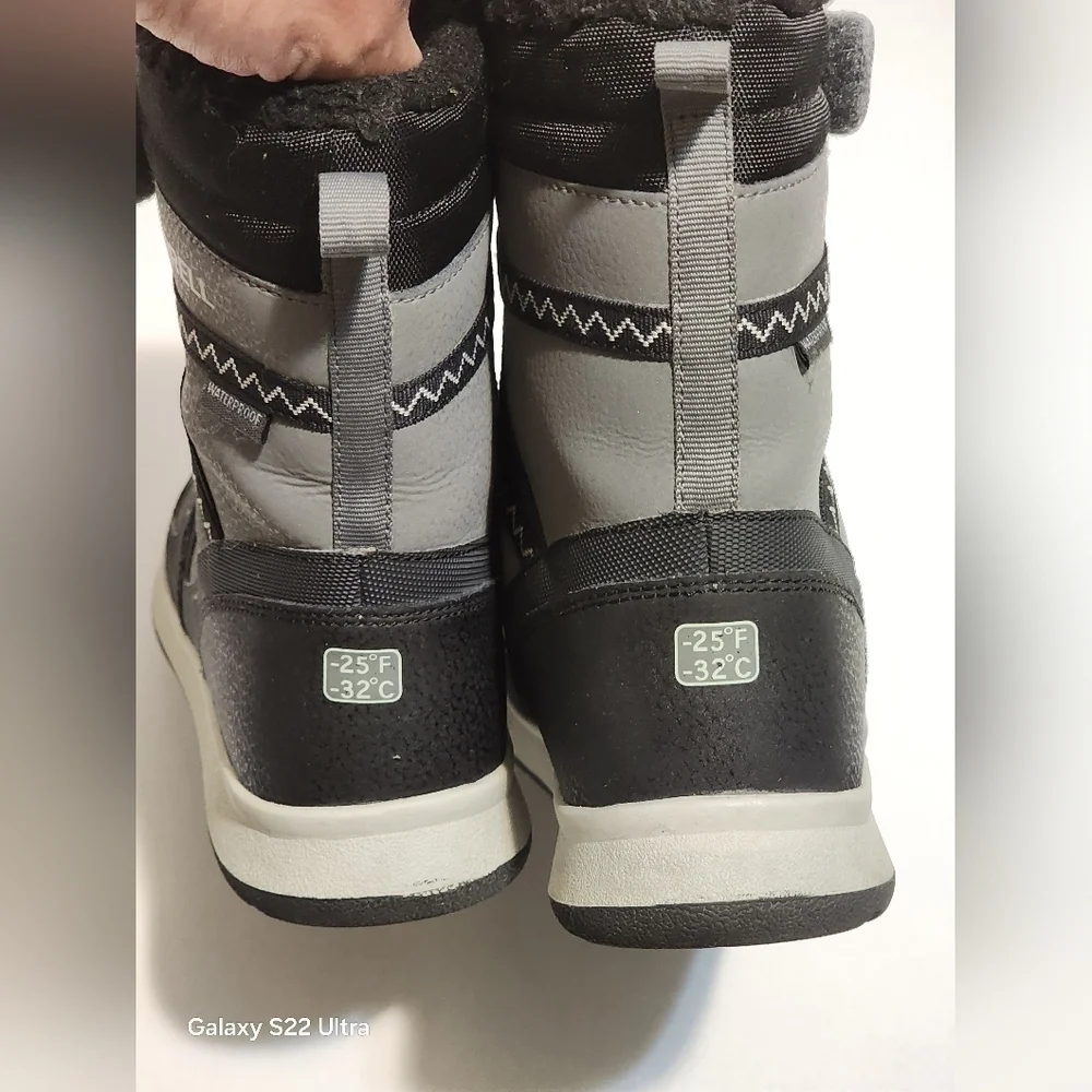 Merrell Women's Gray and Black Winter Boots